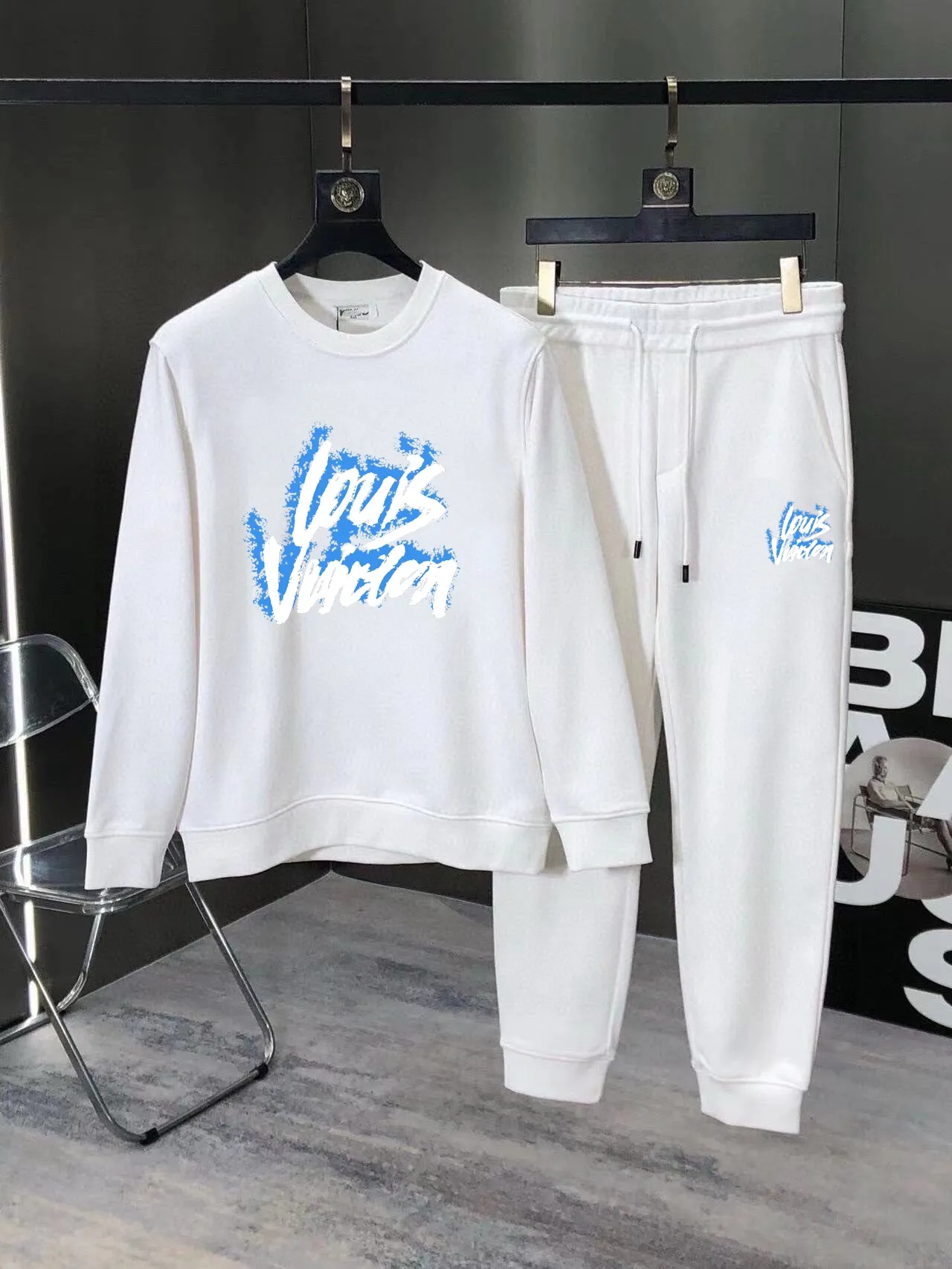 🅿️380 direct batch [LV Louis Vuitton] (Fat Man Gospel) hot-selling suit is coming. Focus on the original version of the official website. 2025 new hot-selling sweatshirt suit. The original order is the best. 🇭🇰The meticulous work of top designers. Just for a fitting and perfect upper body effect. 100% natural high-quality Roman cotton, close-fitting comfort, noble and elegant! Original hardware embodies elegance and nobility! Counter size: M-5XL (maximum wear up to 220 pounds)